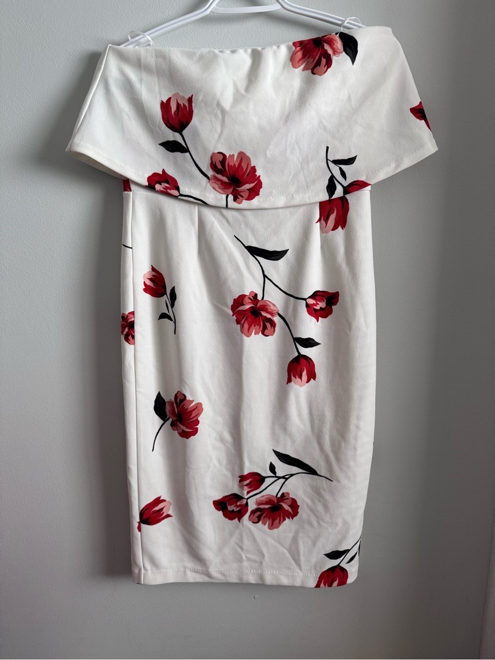Dynamite- Strapless Red and White Floral Dress